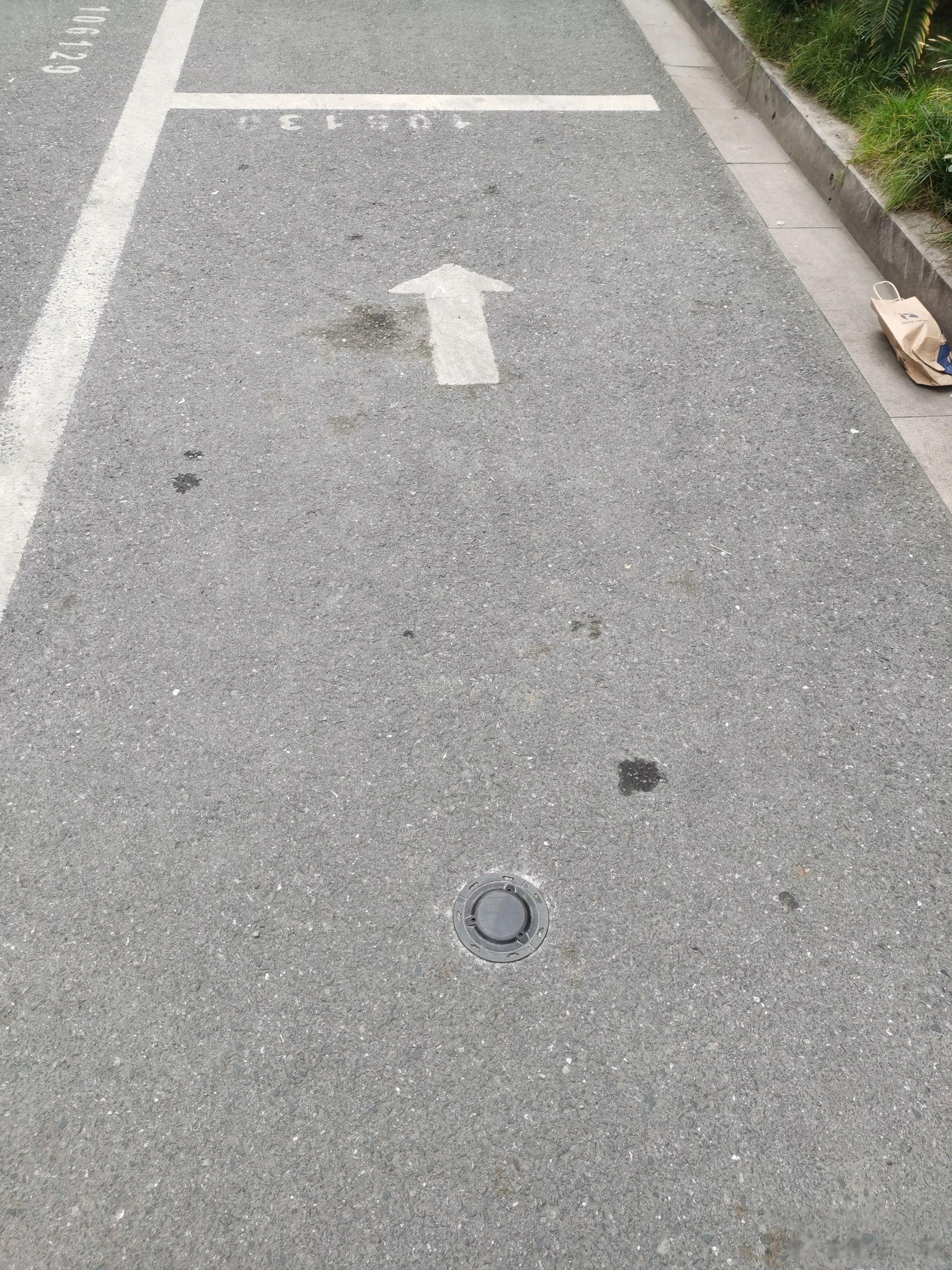 我还以为算停车时长全靠人工，想着拿个以前用过的条贴自己车上算了，原来是地面上有雷