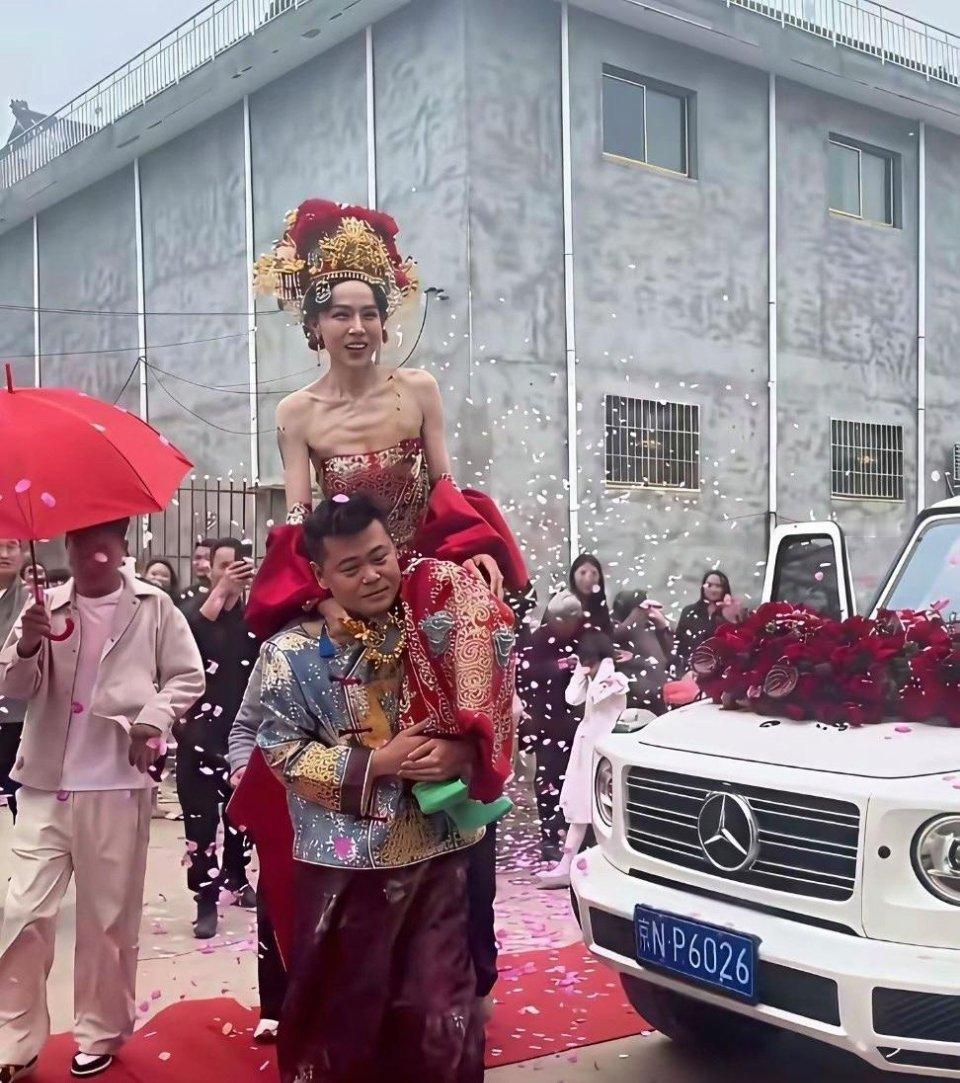 见过无数新娘，这姑娘瘦得离谱。 
