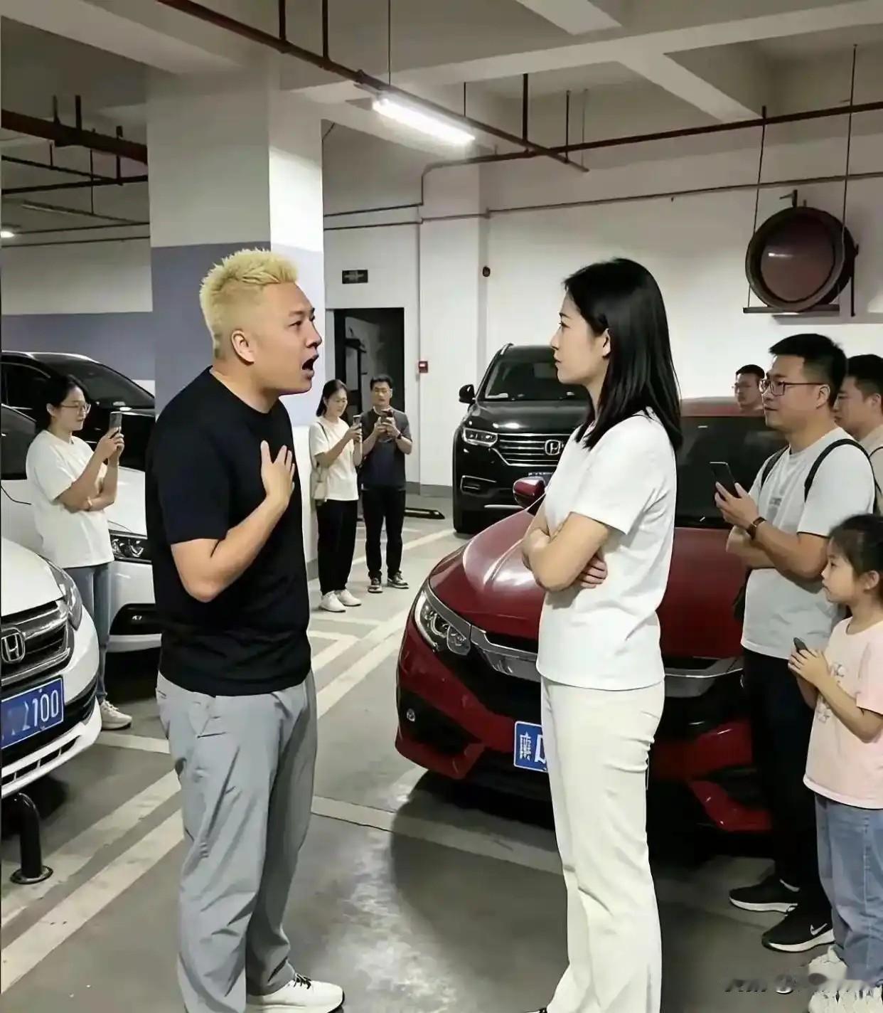历史再一次证明：别惹黄毛！

长沙公务员占车位事件，带火了黄毛闵先生。
有网友以
