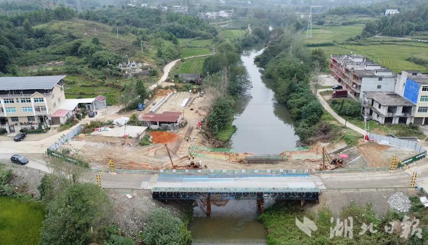 蕲春这座老桥改建，预计年底通车
 近日，S235香管线陈应垅桥改建工程加紧施工，