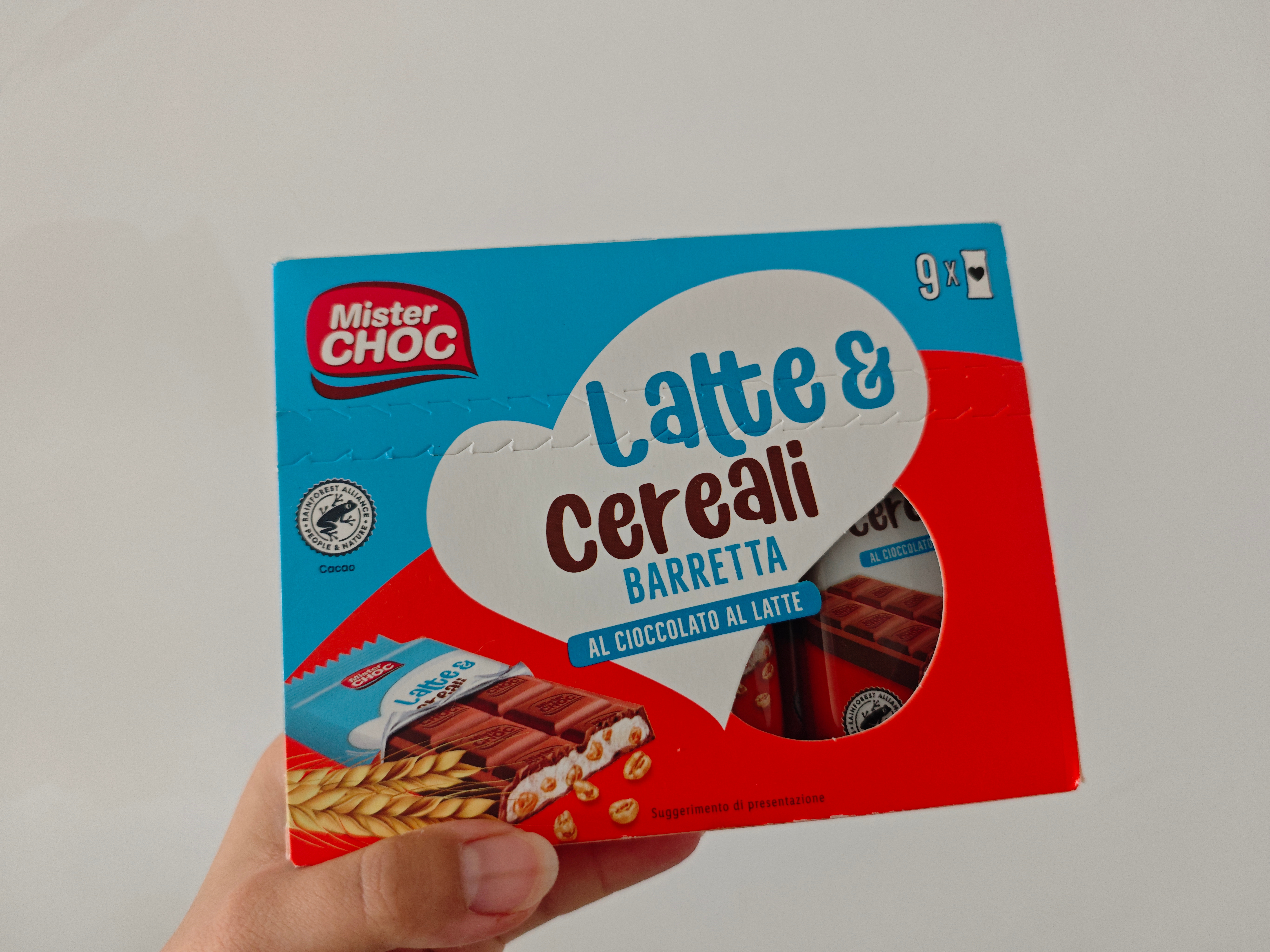抢小朋友零食，给姨姨拿一个然后分了一盒给我