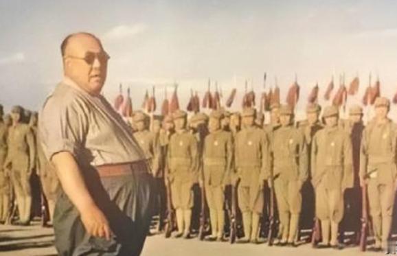 1943年，宁夏西北校场，风沙漫天。数万马家军士兵列队肃立，眼睛齐刷刷盯着台上那