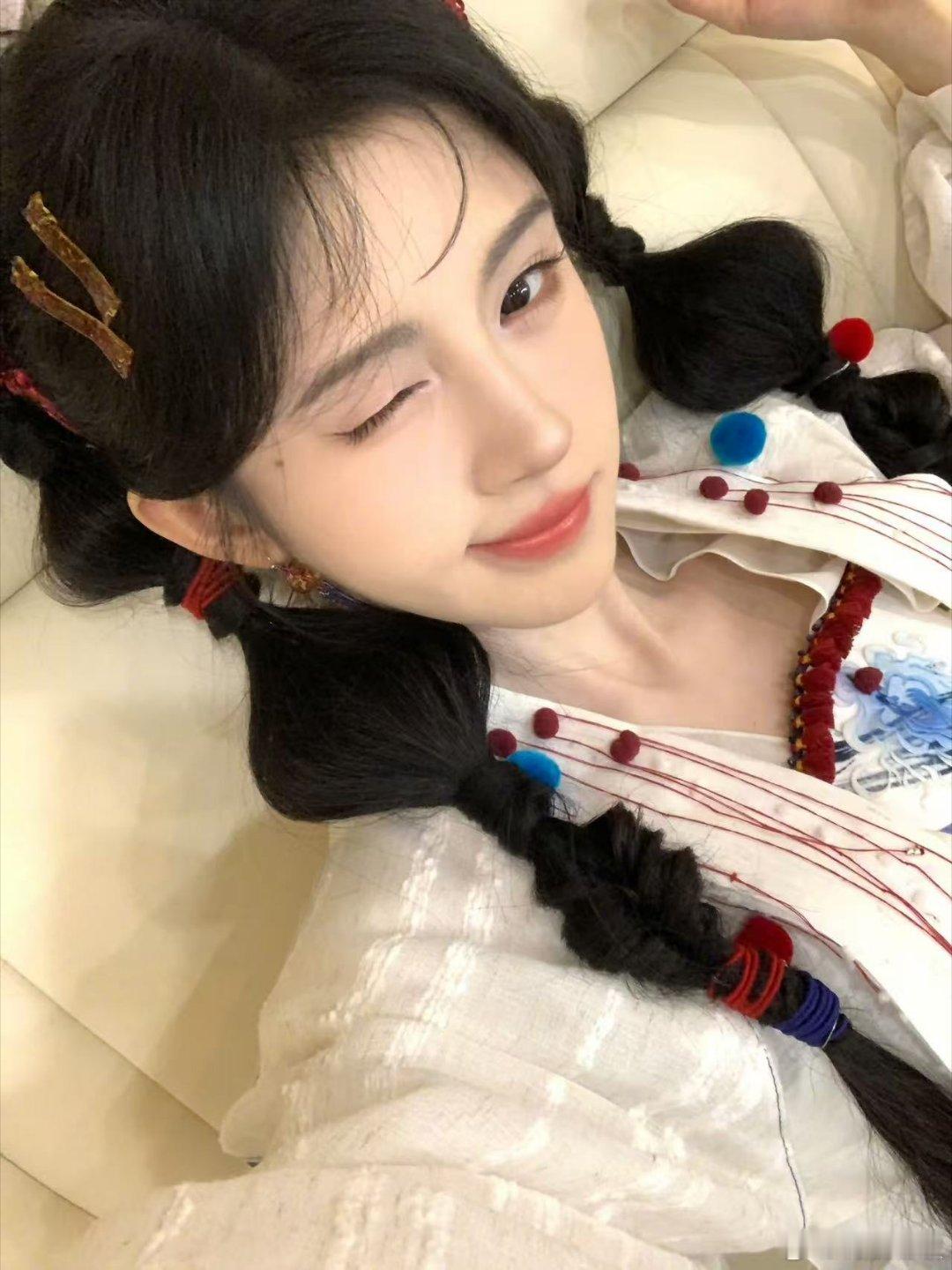 鞠婧祎阿黛六宫格鞠婧祎阿黛自拍照鞠婧祎阿黛六宫格，可爱，[哈哈][哈哈] ​​​