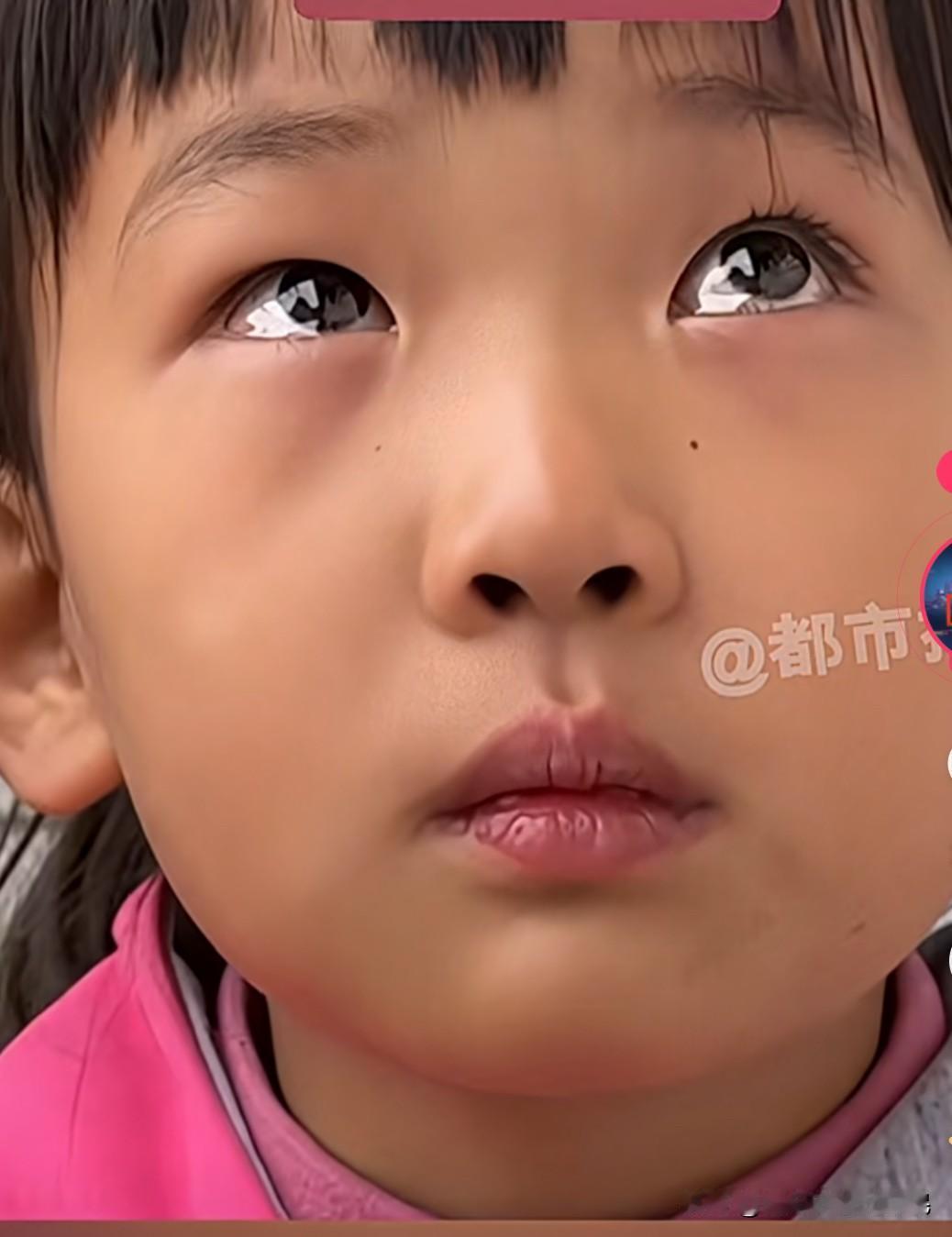 她的妈妈在天上肯定急的团团转！
      小女孩的妈妈因为疾病去世了，但是她没