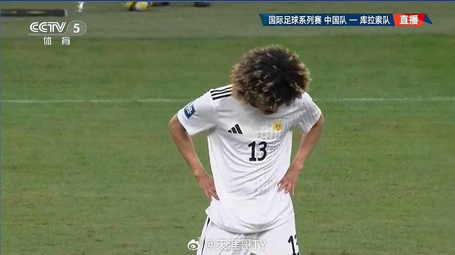 国足vs库拉索下半场比赛开始库拉索换这个是库拉索费莱尼？国足/国足半场1比0库拉