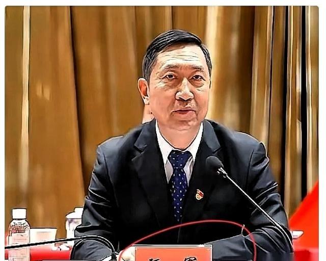 中核集团的顾军被查了。最让人脊背发凉的，不是贪了多少钱，而是他的第一个身份——中