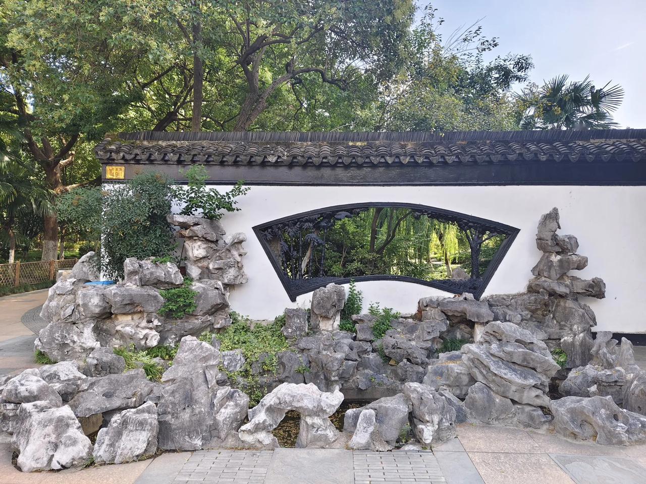 
仿古建筑的墙窗再加上奇形怪状的太湖石组成了一景，古朴而雅致。
现代与历史的组合
