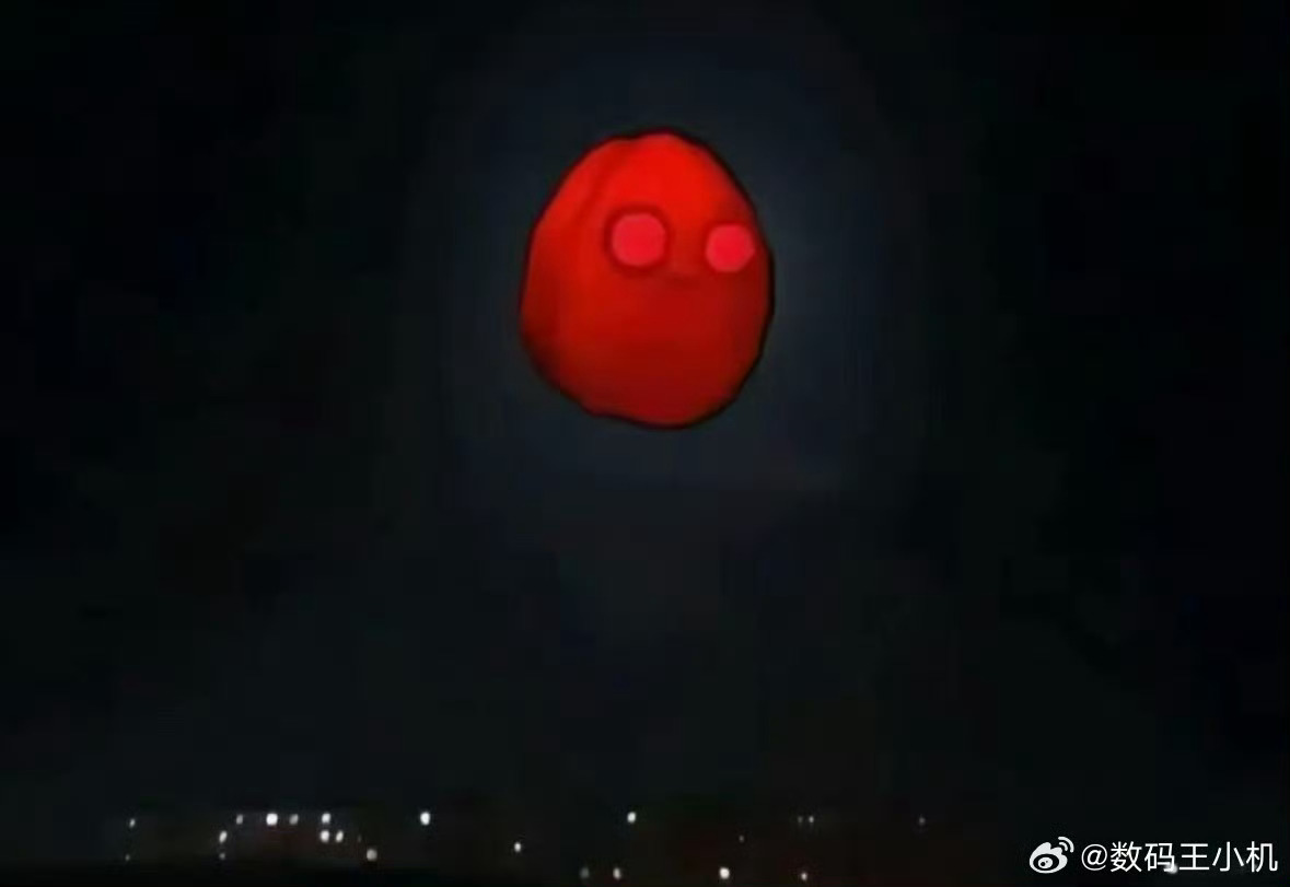 网友拍的血月太抽象了咱就是说这届网友太会整活了吧，把“血月”拍成了植物大战僵尸里