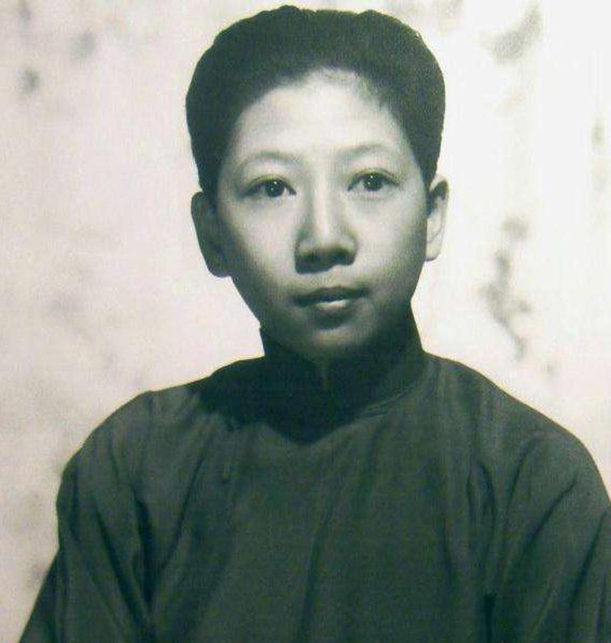 1946年孔令俊女装游园时遭遇龙云儿子调戏，双方激烈对峙竟引发公园拔枪互射事件！