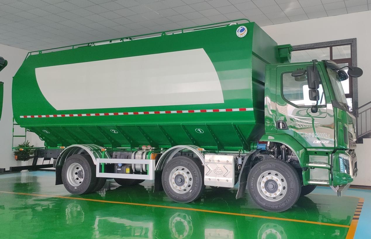 乘龙M3三轴饲料车，34m³巨无霸的灵动之躯！随着国内养殖业的快速发展，乘龙M3