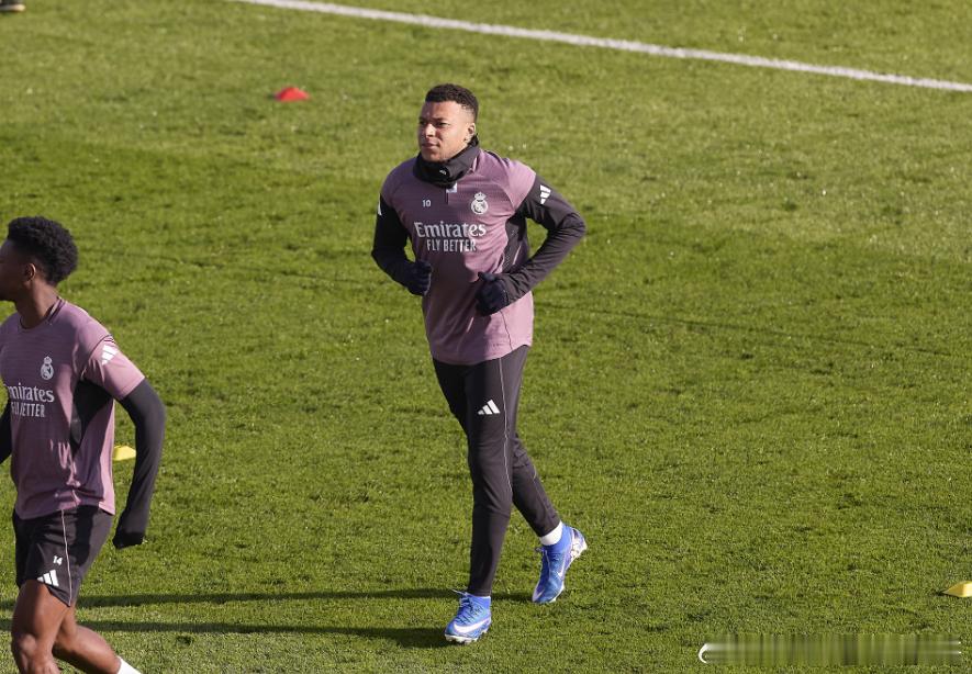 前皇马体能教练何塞·路易斯·圣马丁在《马卡报》刊文，谈到了姆巴佩的伤病情况。踏入