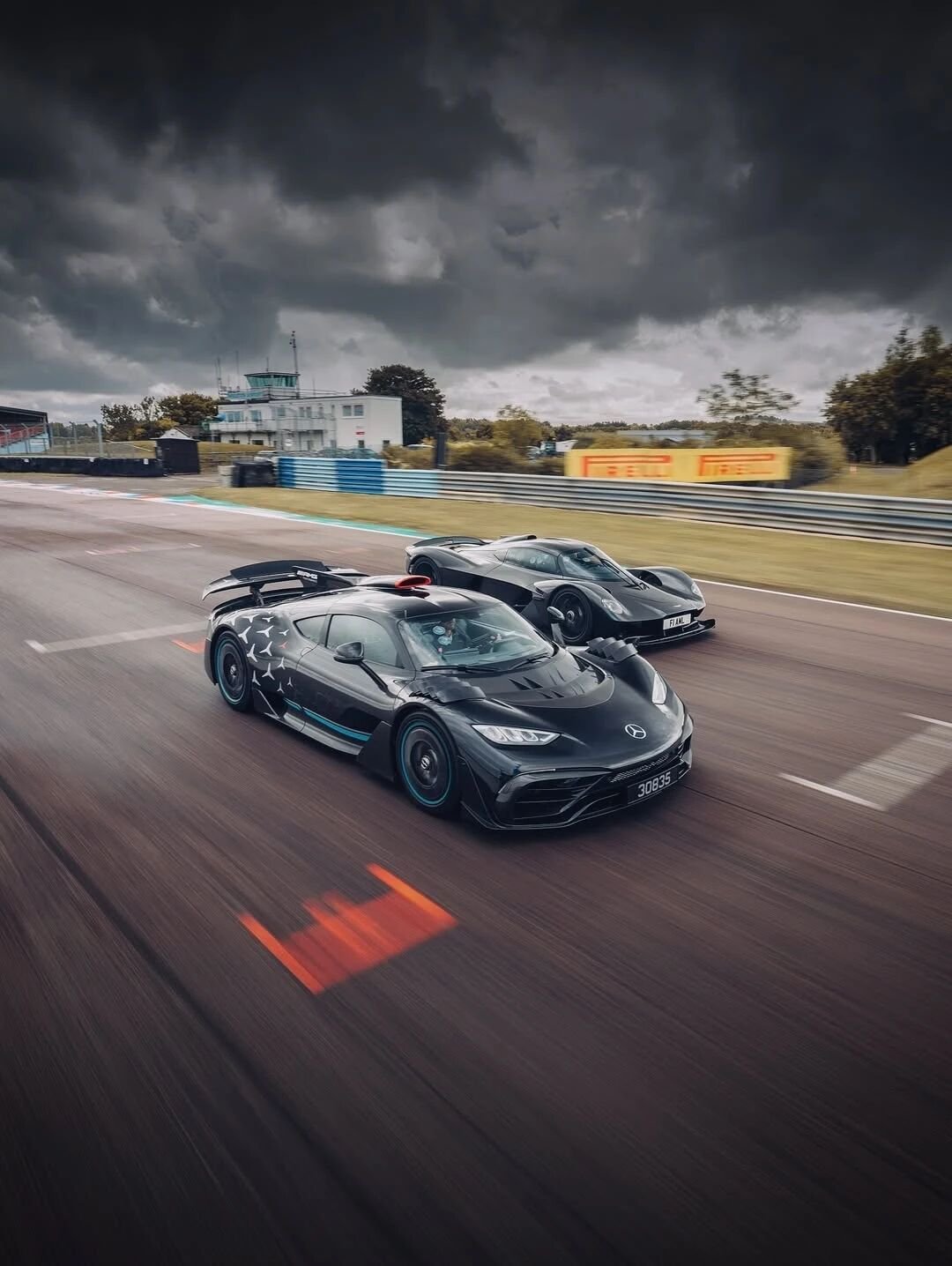 车市热门[超话] AMG One  VS  Valkyrie ​​​