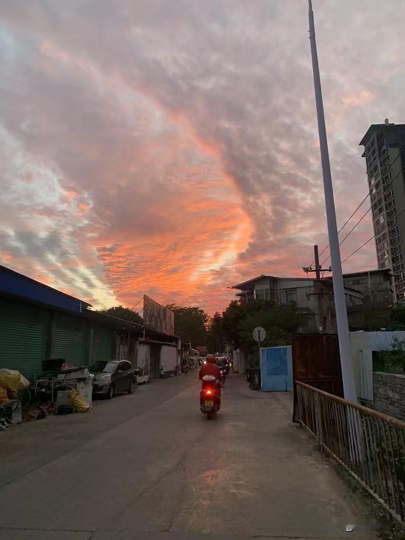 这晚霞也太会“搞事情”了！
下班拐进巷子里，一抬头直接看傻了——天上像被泼了桶橘