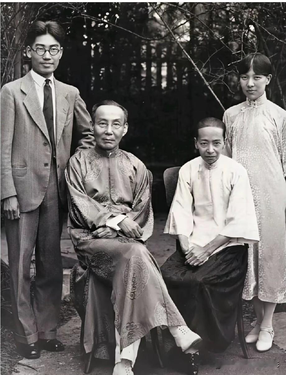 1929年冰心吴文藻新婚全家福，文坛神仙眷侣相伴一生，他们的爱情与文字温柔了整个