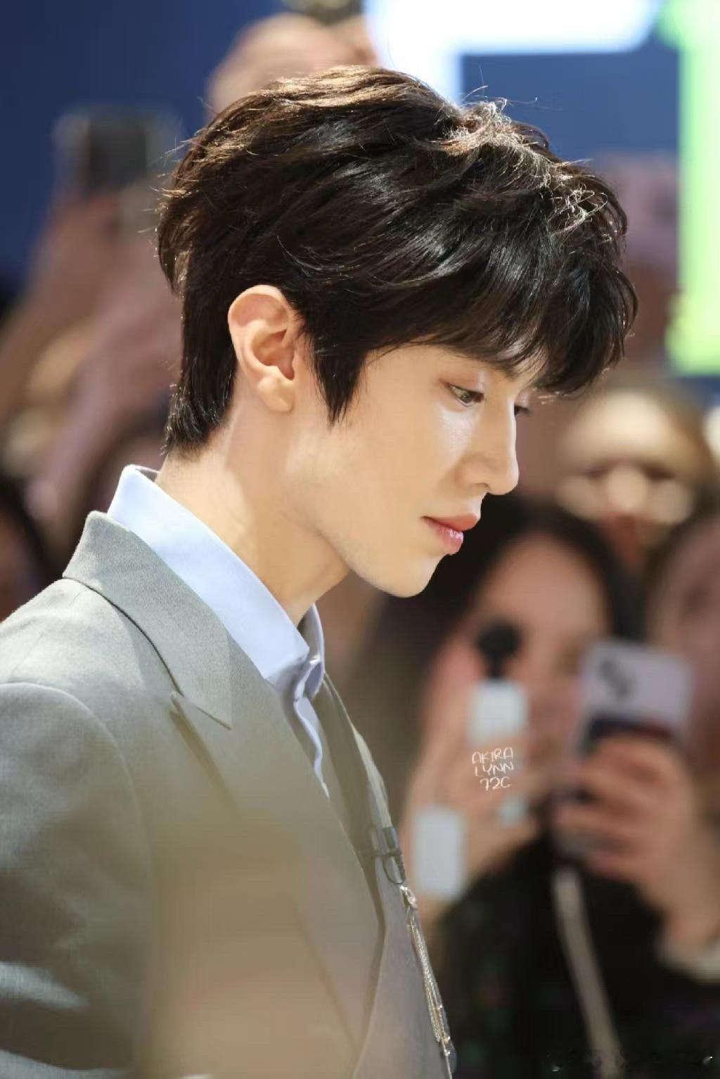 陈哲远额骨与眉骨衔接妙啊 被这骨相细节惊艳到了！眉骨承接额骨的线条如此顺畅，没有