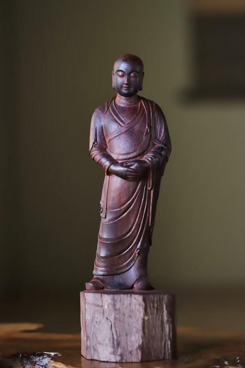 有些人物造像，不靠威严摄人。
却能让人一眼安静下来。

这尊小叶紫檀“阿难尊者”