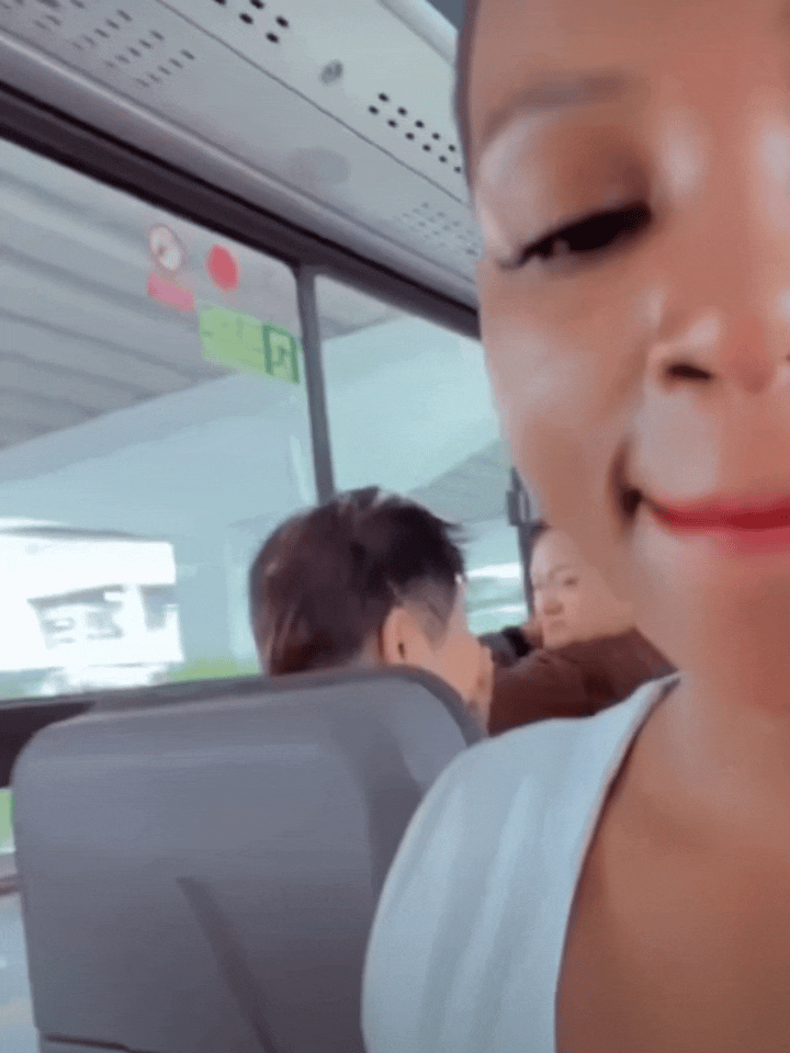 一位非洲女士发布视频称，自己在中国乘坐公交车时感到被歧视。她表示，同车的一些中国