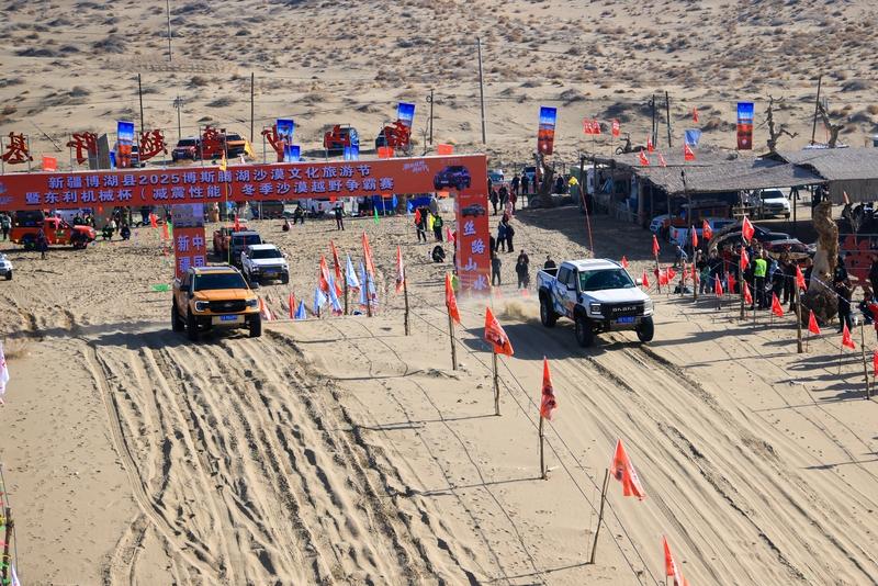 于东来沙漠越野发生侧翻，车友合力救援，下车后飞奔护妻
近日，这一暖心又惊险的画面