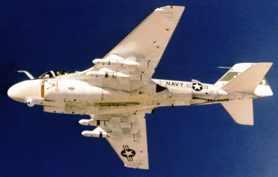挂满鱼叉反舰导弹的A6攻击机