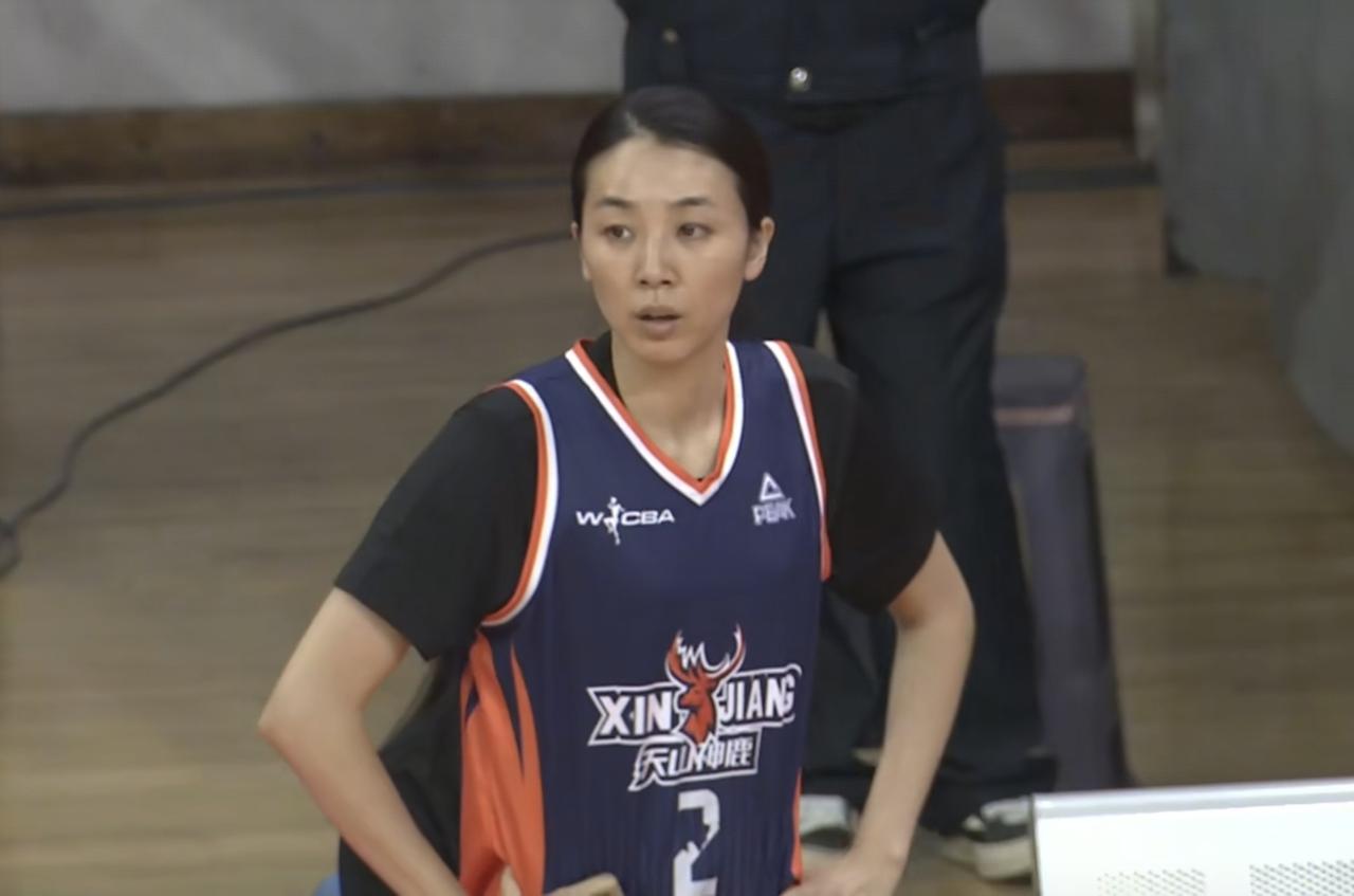 回到主场的新疆女篮，虽然是天山小鹿，却如猛虎下山一样，在开场就打出了气势。虽然在