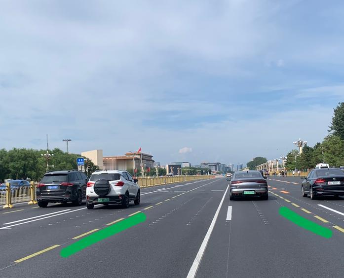 北京道路新增浅绿标线不会走了，虚实交错，一条实线包中间，现在这个车位算是在虚线内