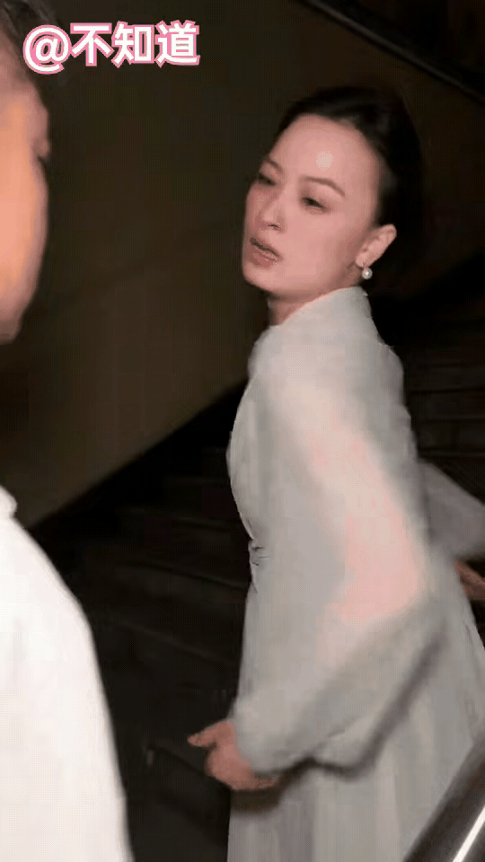 男友迟到后，女友有些失控抓狂，男子不知所措不知咋整[捂脸]