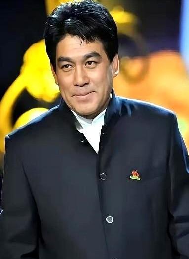 陈佩斯把房产证拍在桌上那天，《戏台》的最后一个投资人撤资了——朱时茂的转账秒到，