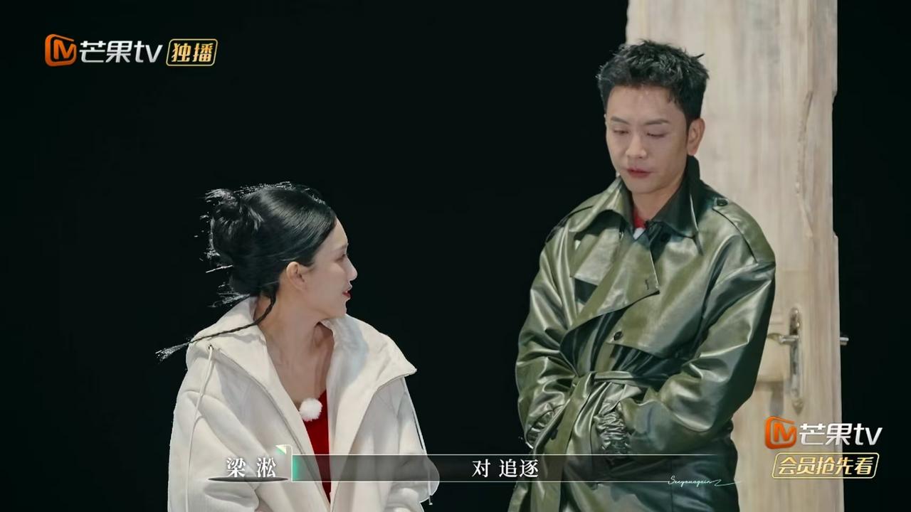 这姐是真的牛
何美延说:“我们经常在我们家的楼梯间追逐，我跨着5个台阶追他，一层