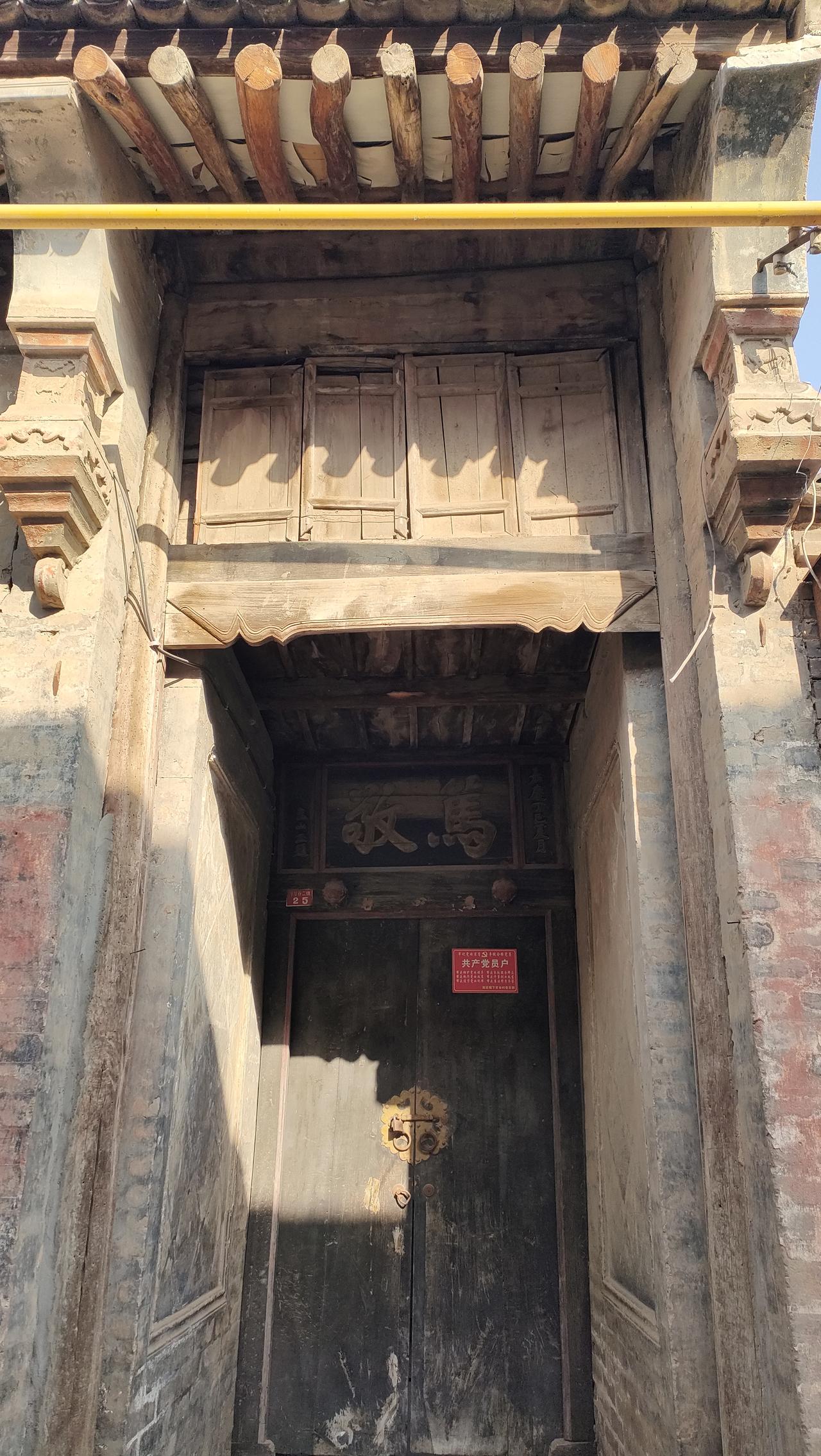 一根黄色的天燃气管道，从精美的走马门楼前霸道地穿过，仿佛穿越时空的燧道，将韩城明