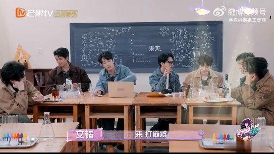 文韬在角落偷偷打起了麻将   名侦探学院绝境农场  文韬这麻将瘾可真够大的，连英