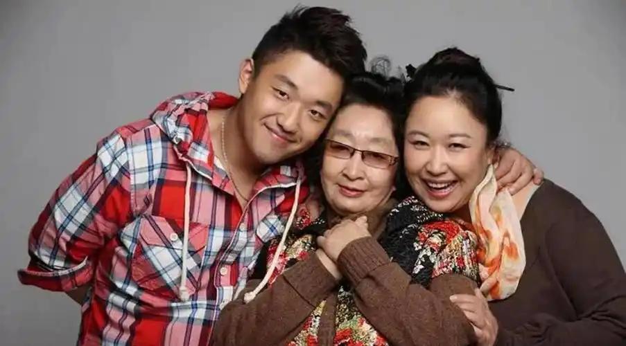 10月8日，中视协演员工作委员会发了一条讣告。很短，短到只有一句话：影视表演艺术