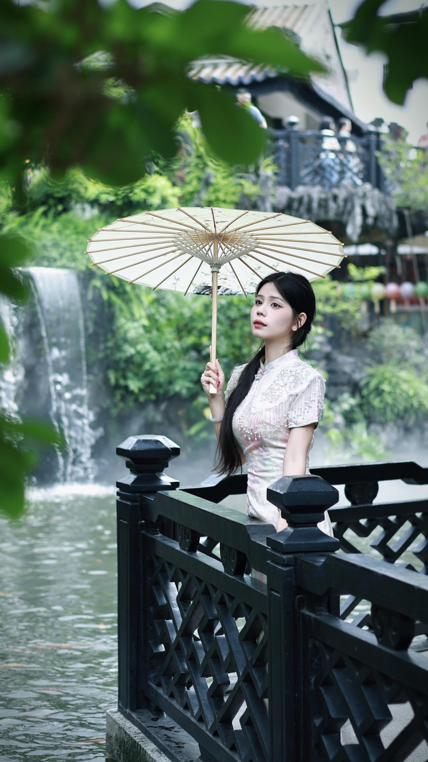 春水碧于天，画船听雨眠。