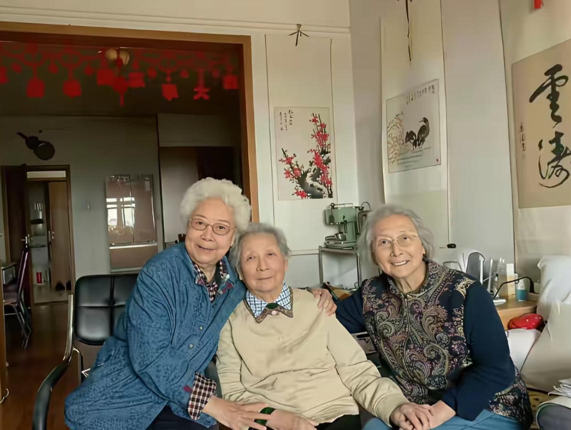2026年，师伟与田华、袁霞的一张古稀之年十分珍贵的合影。97岁的田华精神矍铄，