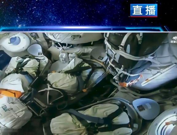 感动得泪目呀。 看着神舟二十二号飞船返回舱，航天员的座椅上堆满了“包裹”。都说神