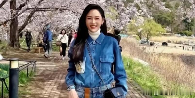 陈乔恩这组樱花照真养眼，谁说快五十不能穿牛仔装？白高领配小白鞋，清爽得跟二十出头