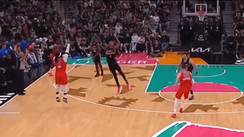 你碰我就倒，不行我再伸个腿。