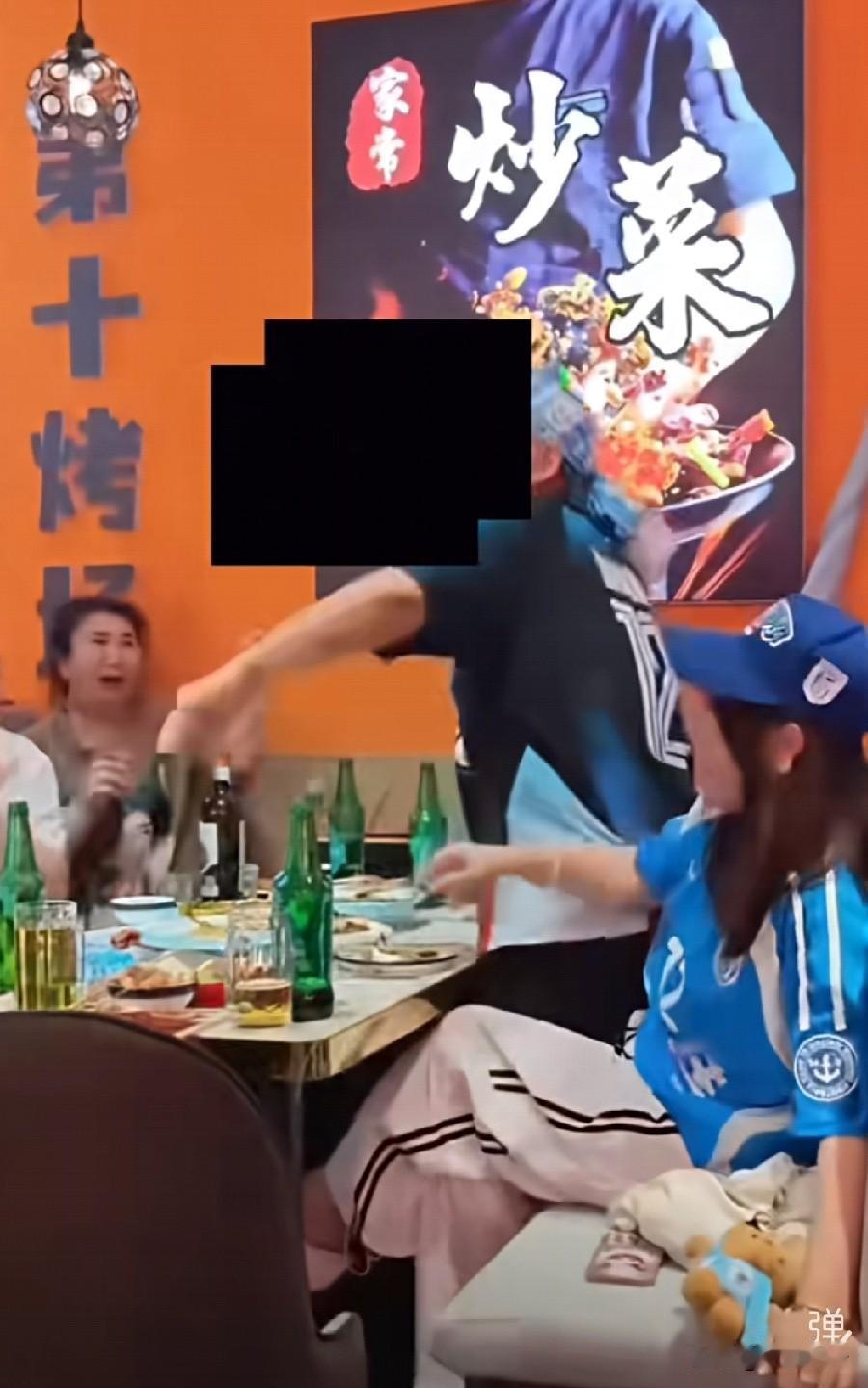 刷到某视频，大连某餐馆一大爷一句cnxm，还拿着什么东西砸了过去，眼尖的朋友一眼