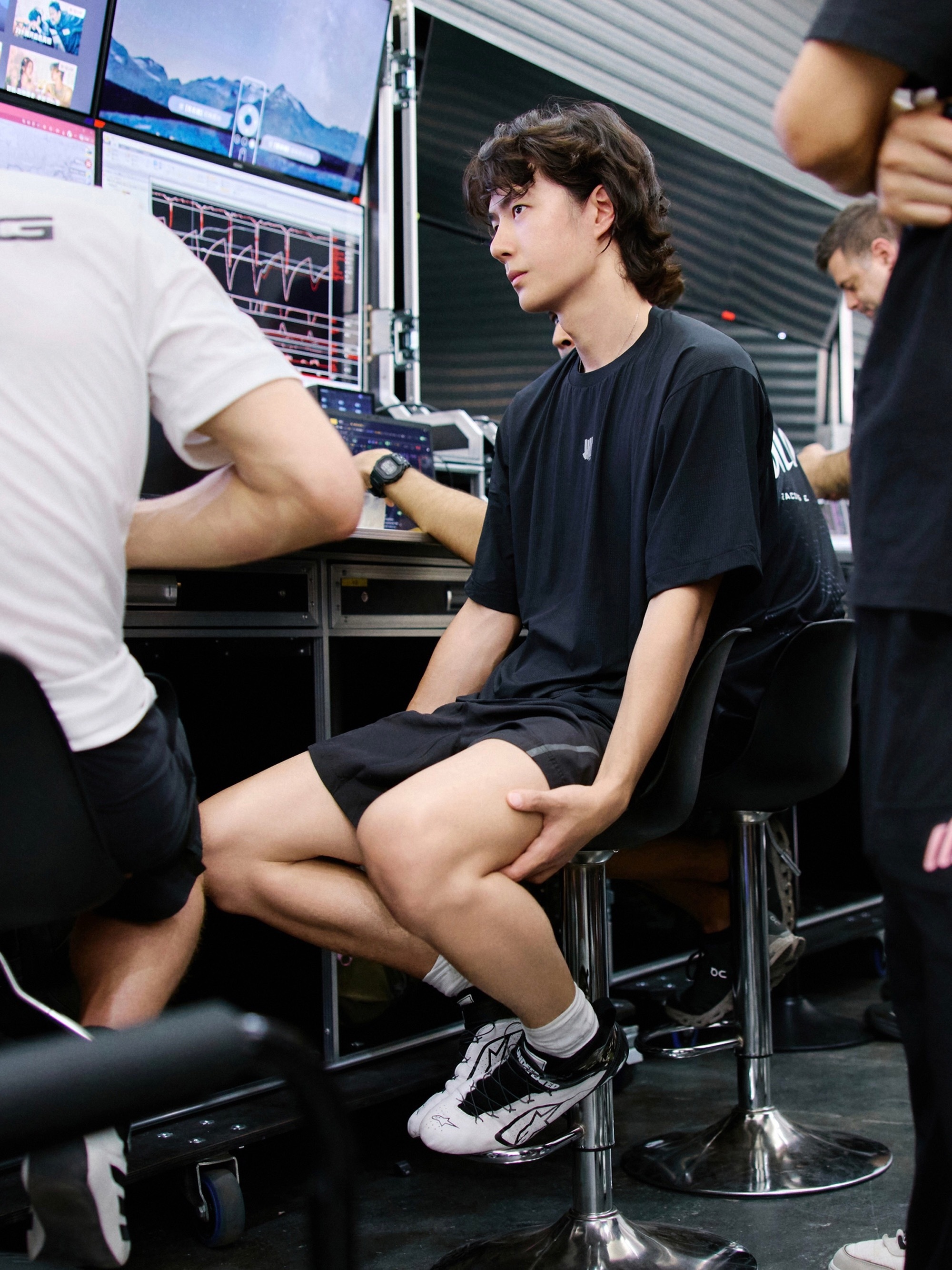 是错位吗哈哈 小图还以为我哥有小辫子了 