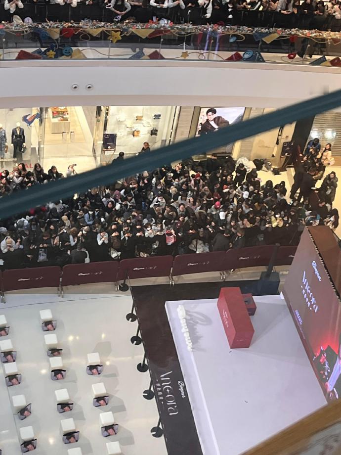 马柏全人气具象化 马柏全上海活动人山人海 马柏全今日份上海活动，商场人山人海，这