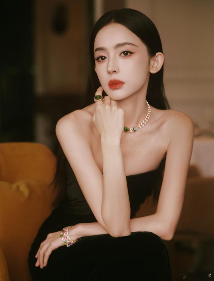 #娜扎上影节造型# 娜扎本身就是不可否认的大美女，而这一次无论是黑色的气质修身裙