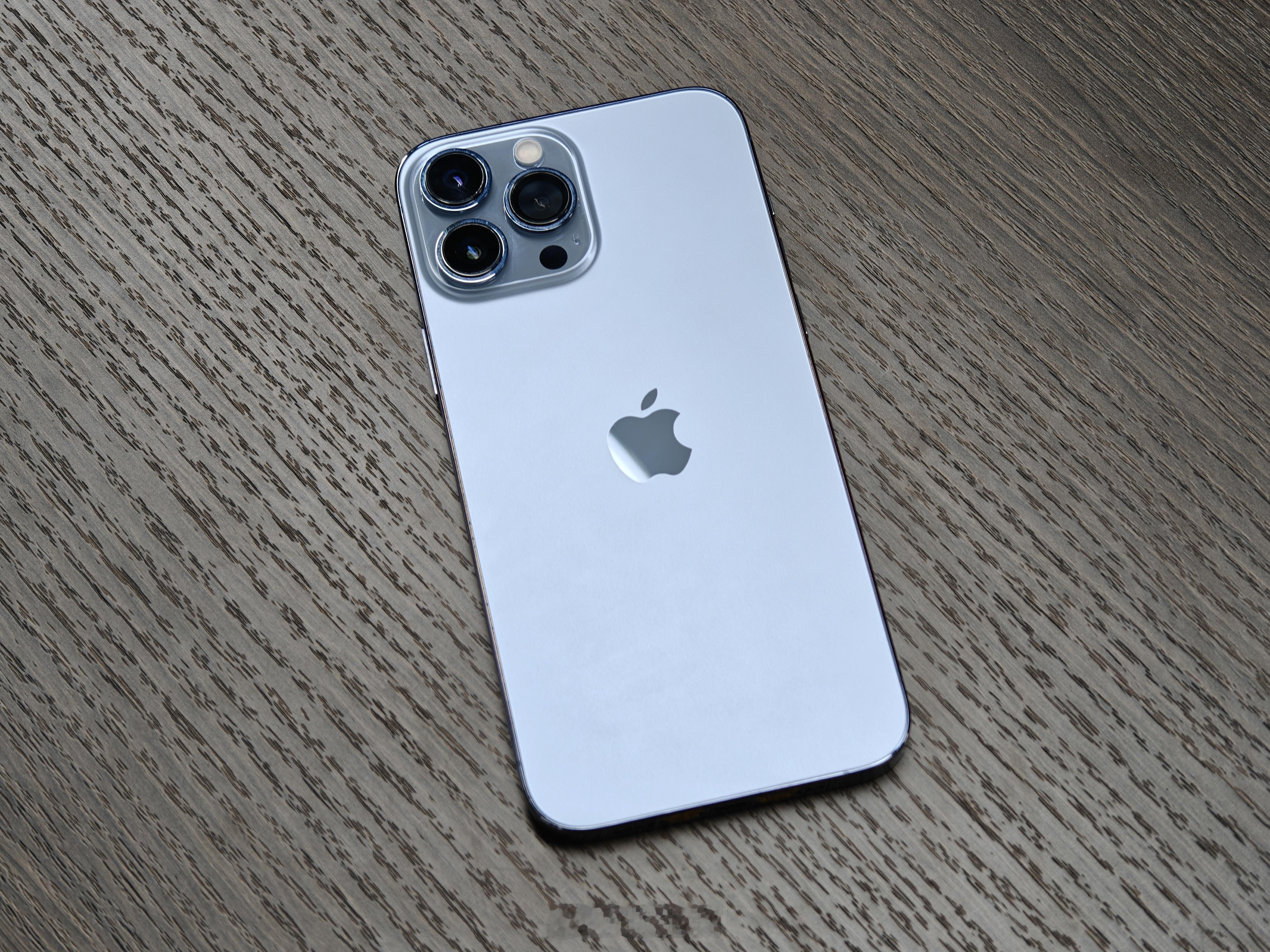 iPhone 13 Pro远峰蓝还是挺经典的，只不过在某些角度下偏灰iPhone