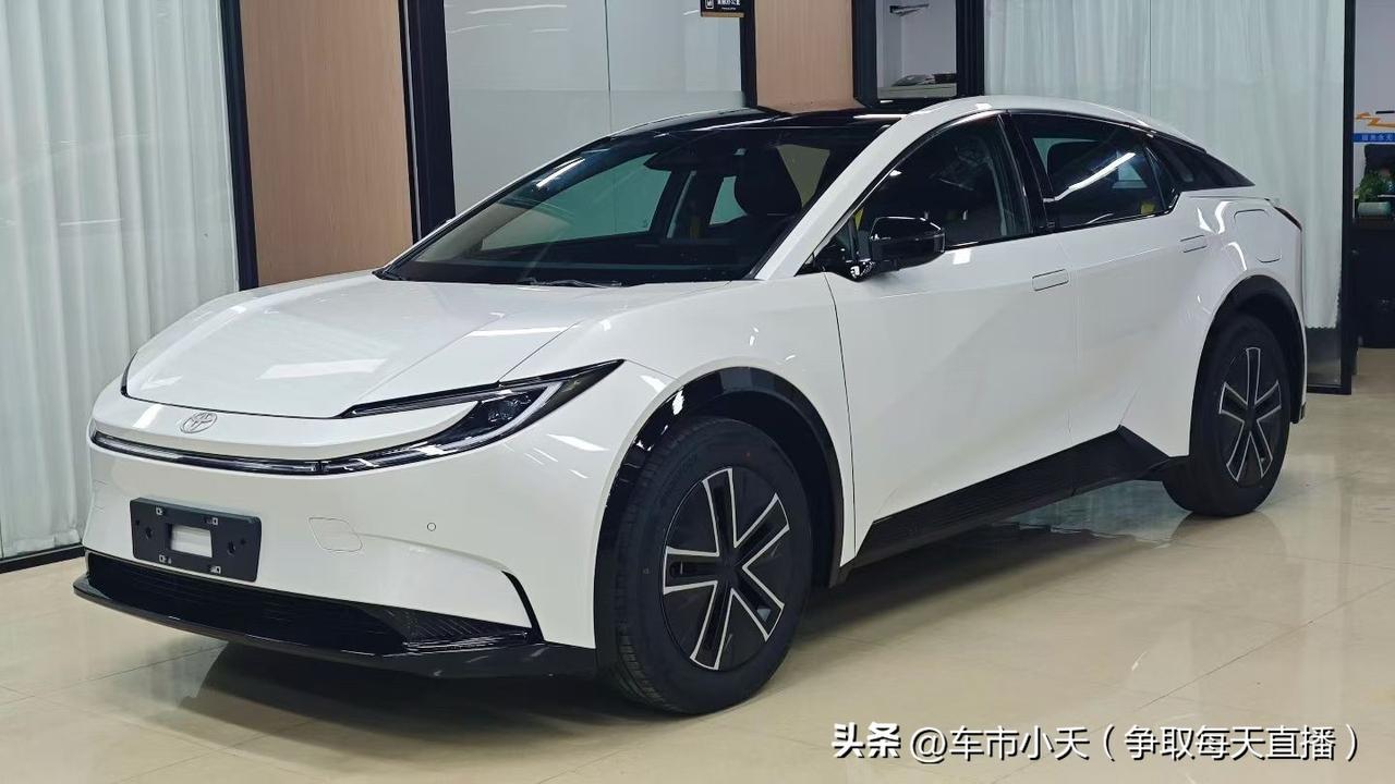 丰田BZ5最近价格不错，去年底的库存车，目前降价幅度在40000。550km续航