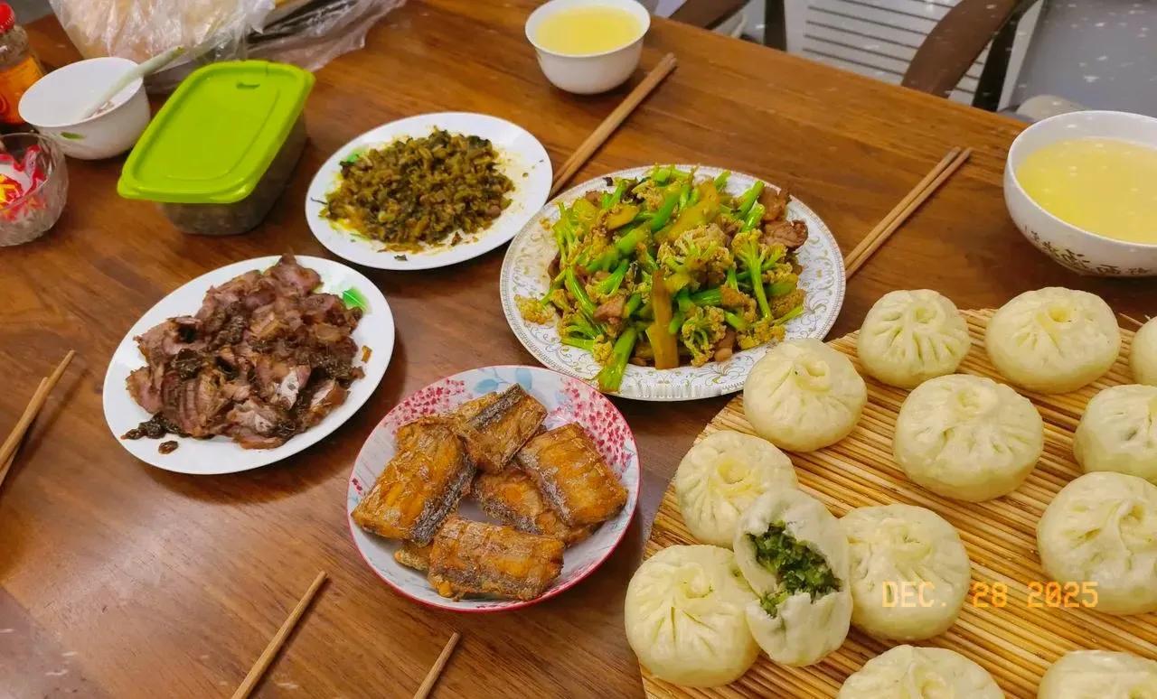 这当妈的辛苦，真是越想越委屈。结婚五年儿媳没做过一顿饭，今天说要吃韭菜包子，儿子