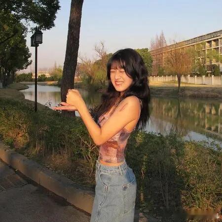 梧桐妹疑似公开恋情～梧桐妹21岁生日晒了一张与神秘男子的合照，两人穿情侣睡衣，照