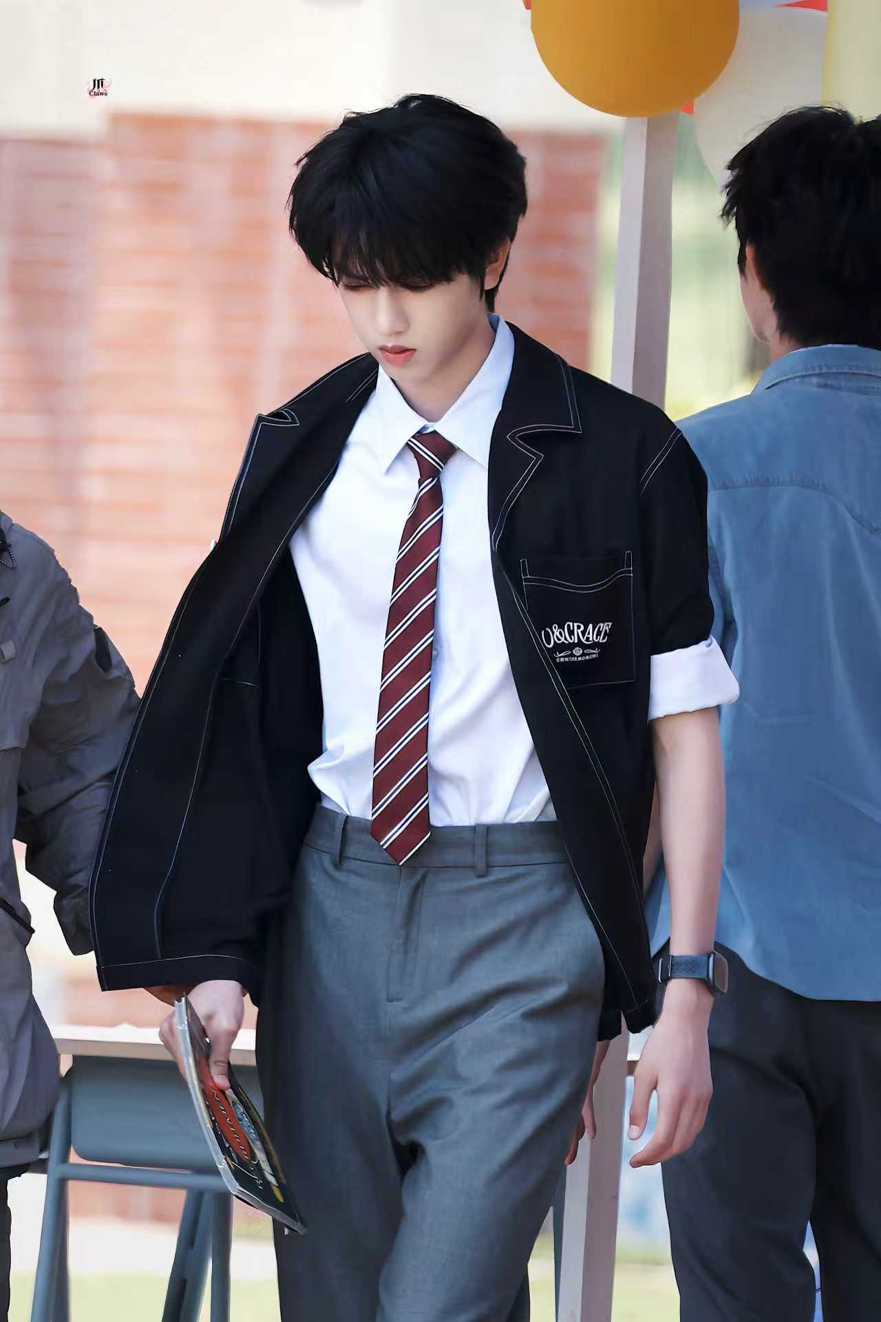 谁教张桂源把衬衫扎进裤子里的张桂源顾晨阳篮球社门面张桂源好薄  谁教张桂源把衬衫