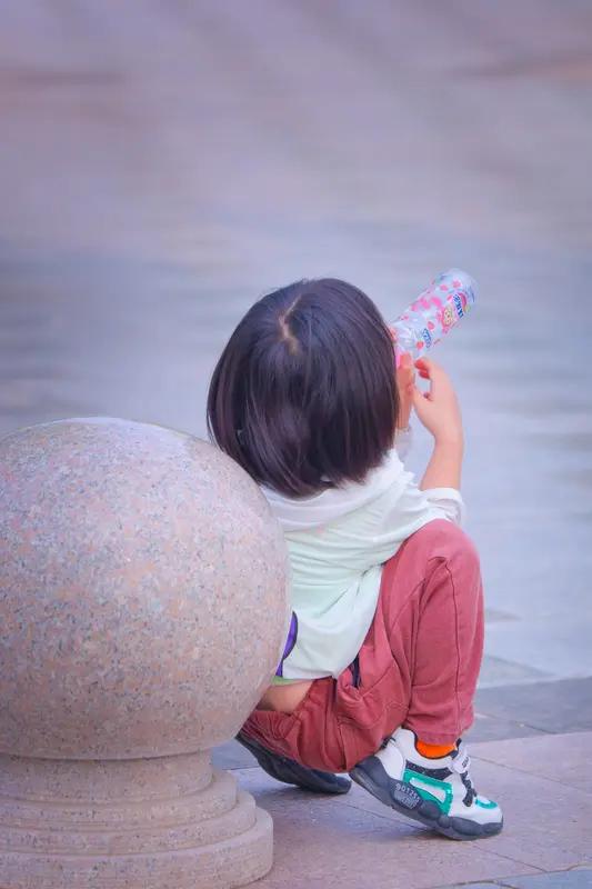 4月16日重庆有个萌娃，考了68分居然还向爸爸要奖励。这脑回路也是清奇！不过爸爸