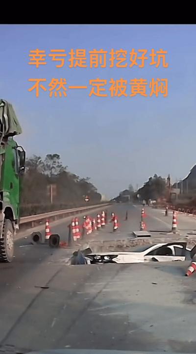 变道不打灯，真不是女司机的专利。
去年全国因变道引发的事故里，男性司机还多出1