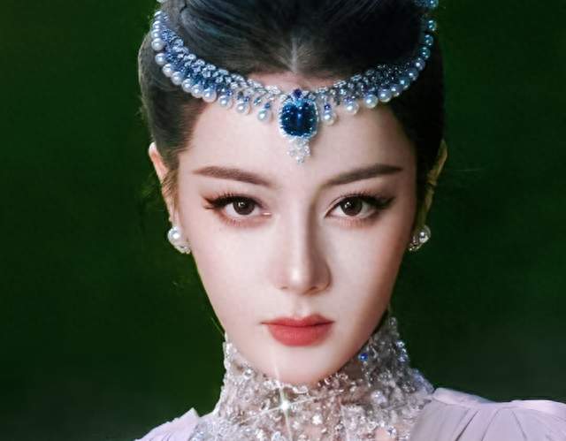 8秒蝴蝶封神！没人看懂，迪丽热巴这场红毯赢的根本不是颜值