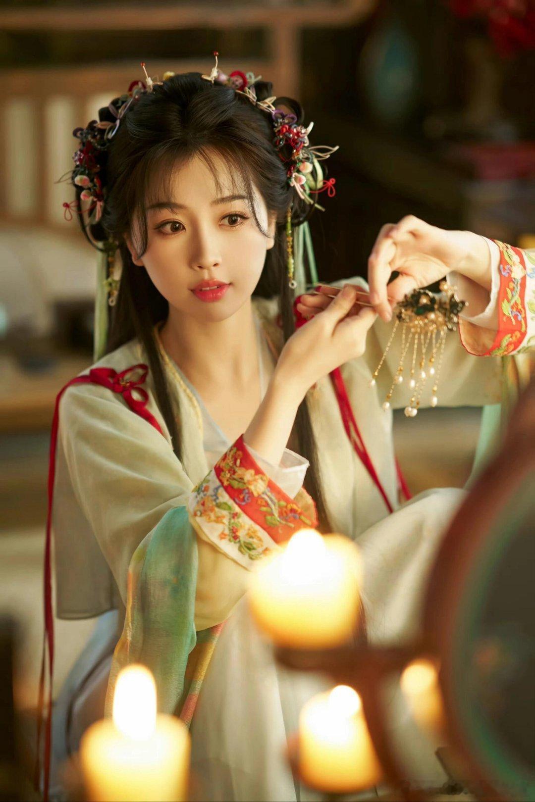 #永夜星河[超话]##虞书欣凌妙妙# 妙妙新鲜剧照一份😺虞书欣也太可爱了吧，每
