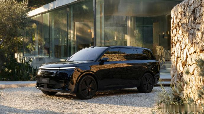 之前小智就一直听说「岑村揽胜」这词， 的新作来了，挂着小鹏标的一台大SUV。 不